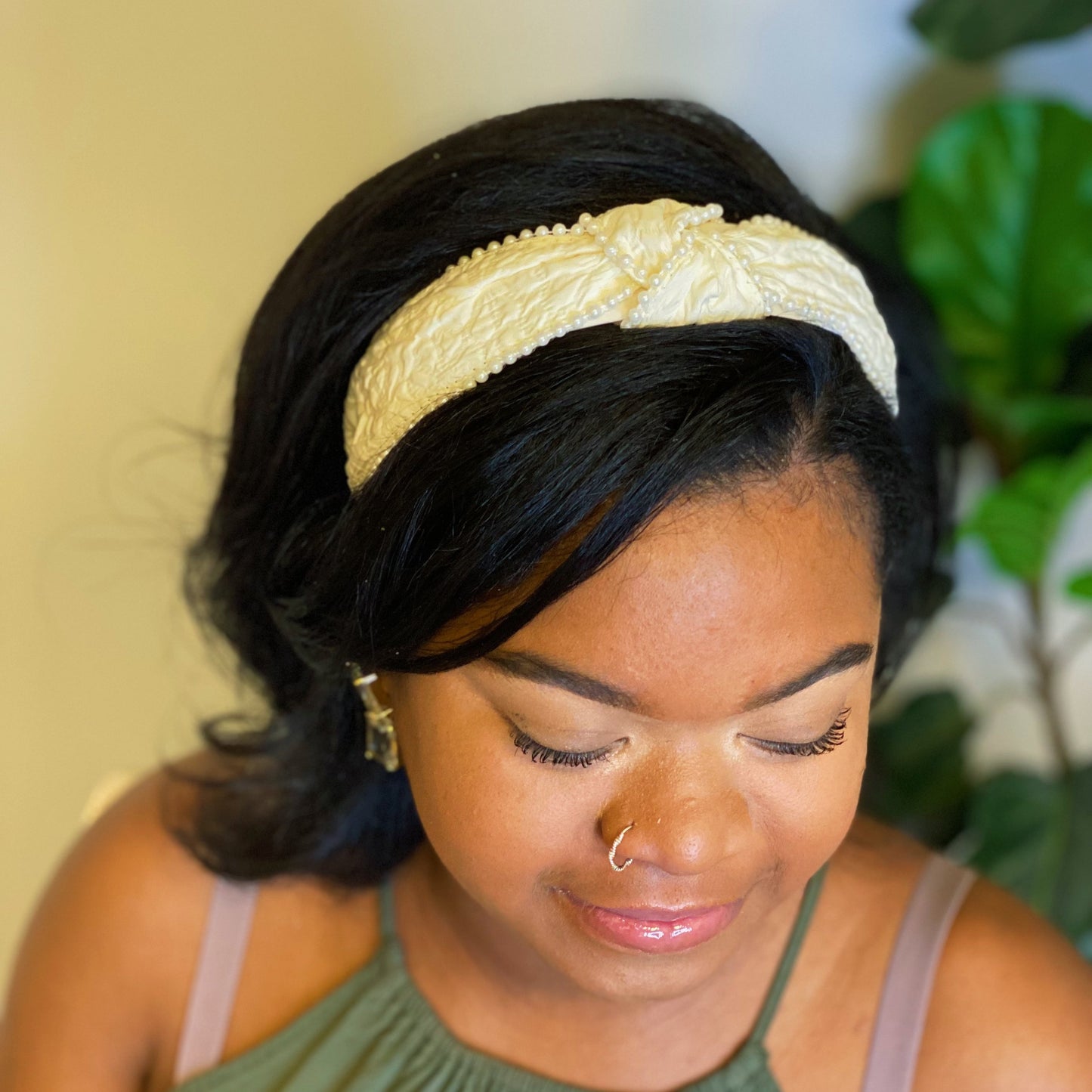 Elegant Knot Pearl Embellished Headband for Stylish Looks