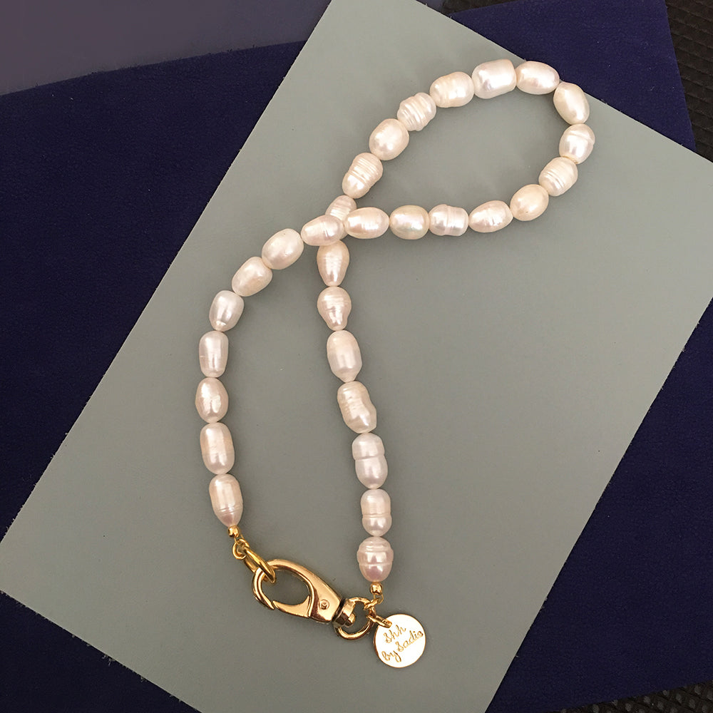 Elegant Pearl Hardware Necklace with Versatile Clasp