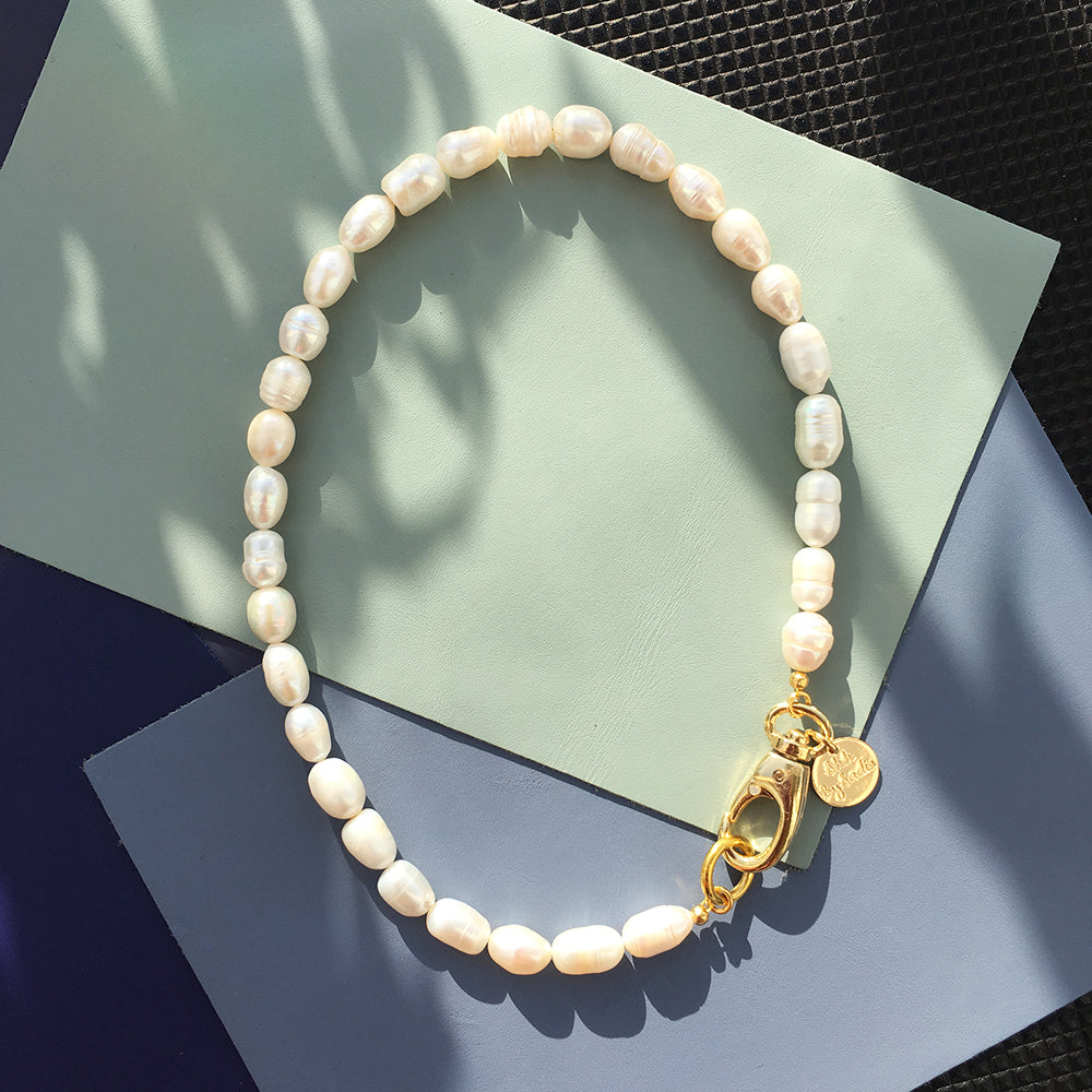 Elegant Pearl Hardware Necklace with Versatile Clasp