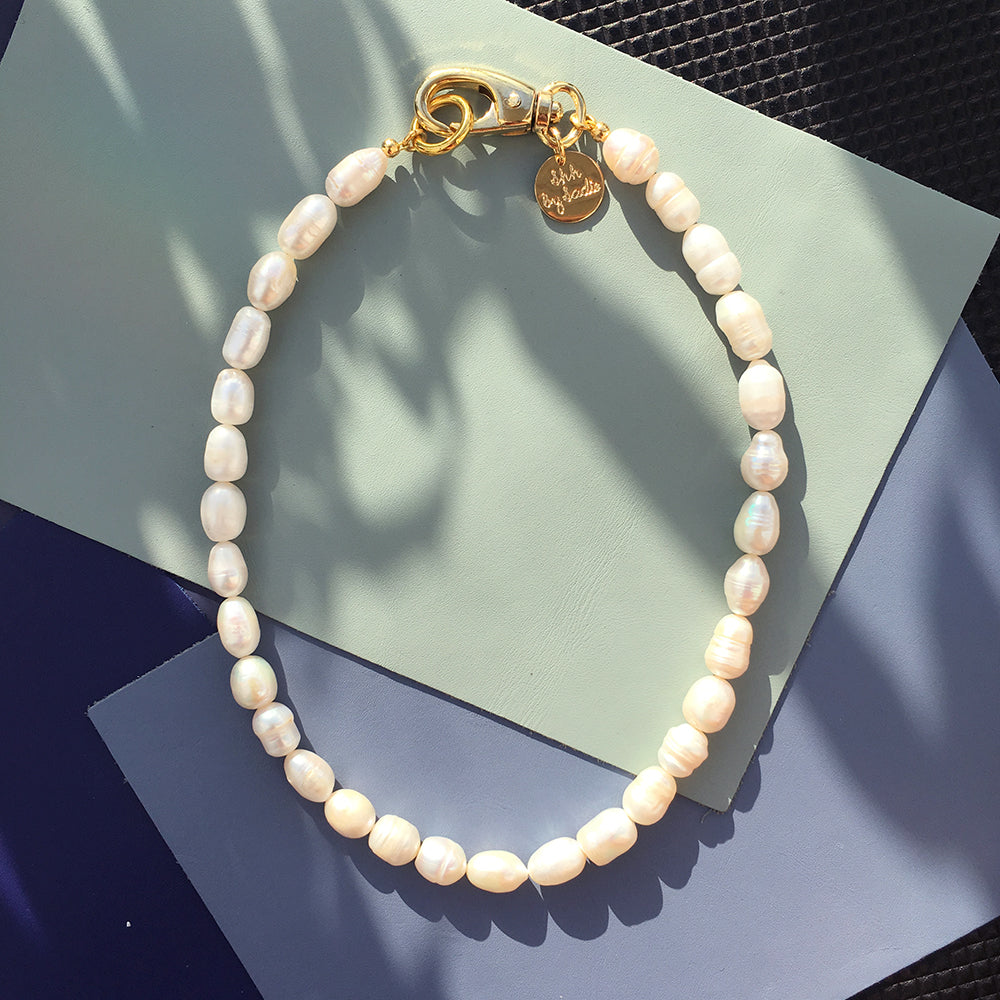 Elegant Pearl Hardware Necklace with Versatile Clasp