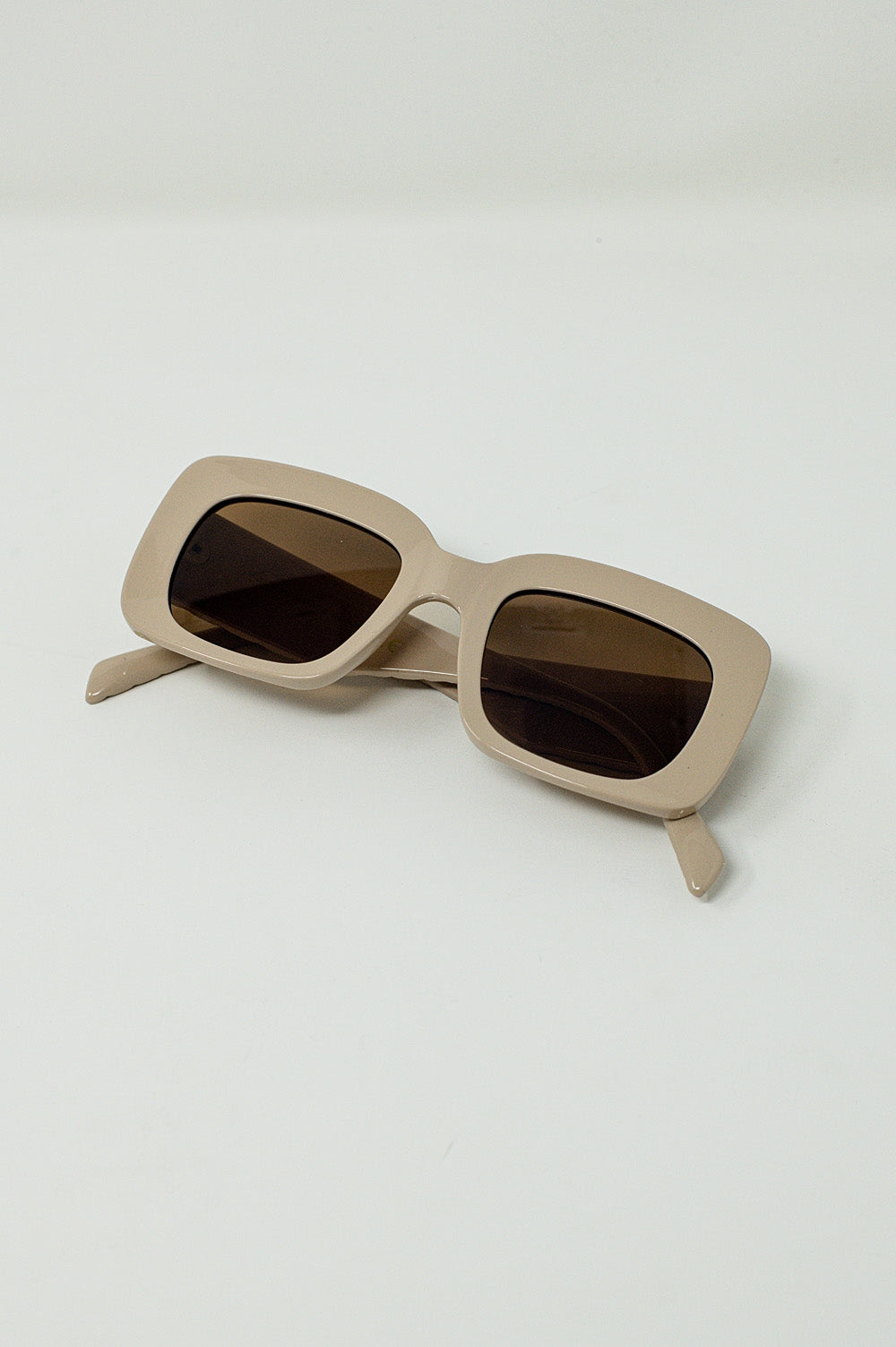 Oval Sunglasses With Smoke Lens in Beige for Stylish Look