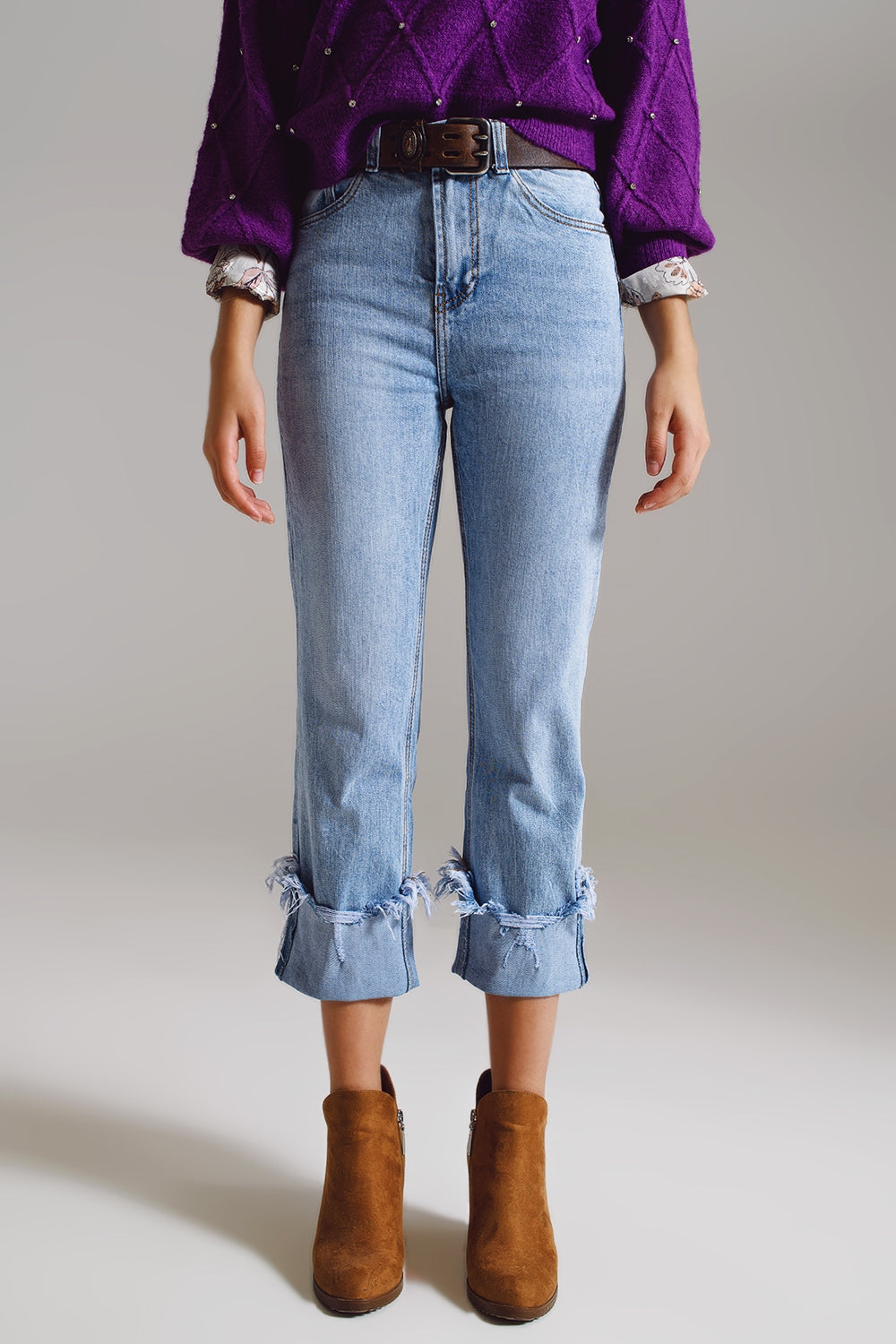 Straight Leg Jeans With Distressed Hem in Light Blue Style