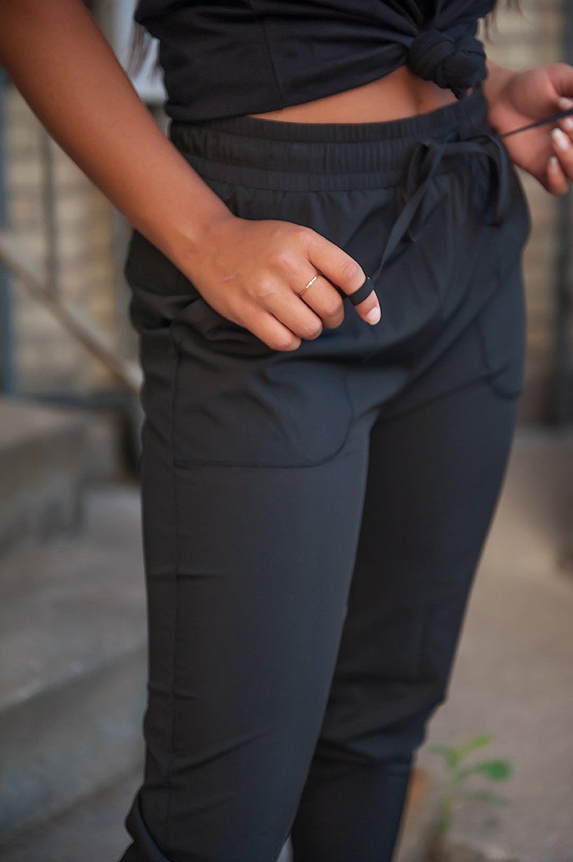 DT UPTOWN Lightweight Joggers in Black for Ultimate Comfort