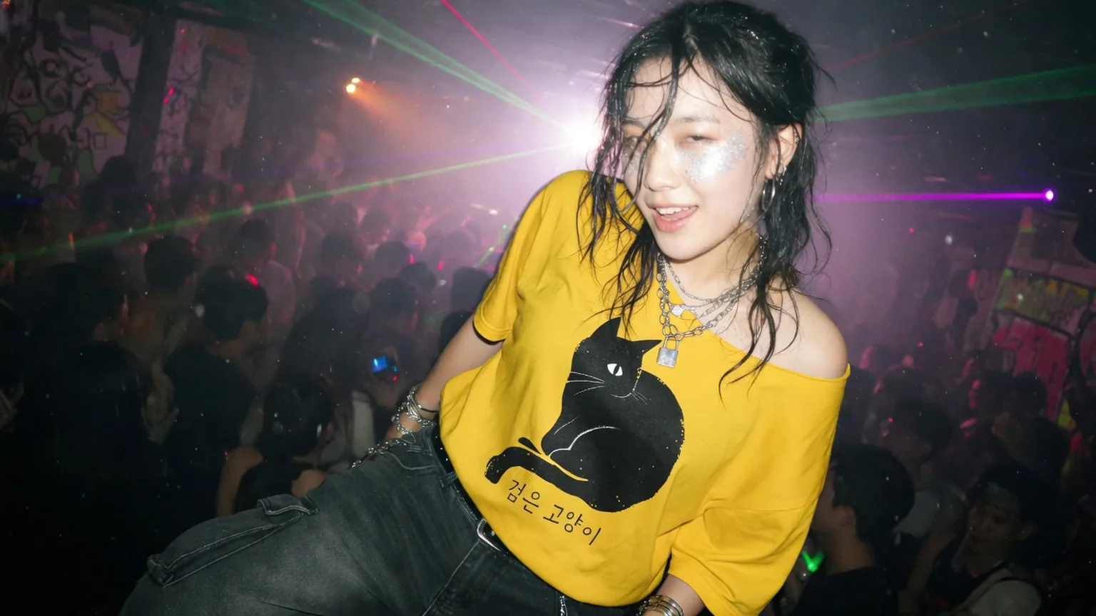 StyleMZ Black Cat graphic tee campaign in Seoul