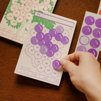 "meta_description": "Use this goal planner to achieve your goals with the Grape Goal Calendar.",