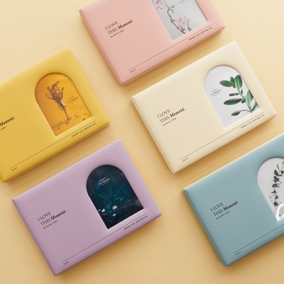 "meta_description": "Stylish mini photo album in synthetic leather holds 80 photos. Protect memories effortlessly.",