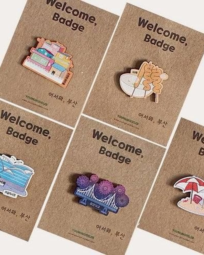 "meta_description": "Discover unique Busan souvenirs with these charming mini wooden badges featuring iconic landmarks.",