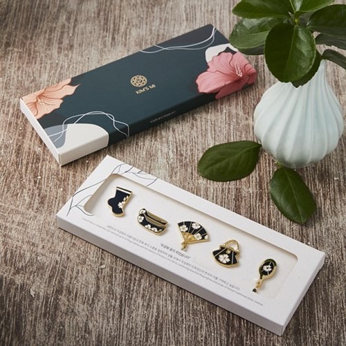 "meta_description": "Elevate your style with our Hanbok Magnet set, featuring Korea's Rose of Sharon.",