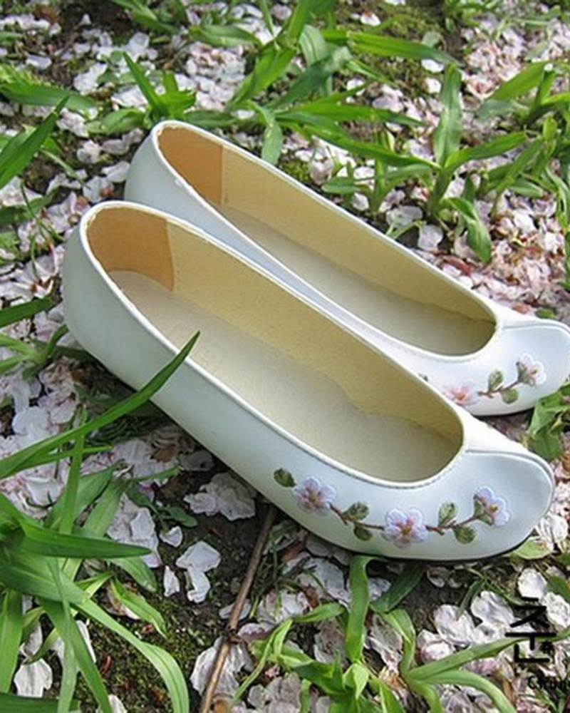 Traditional Korean Plum Blossom Embroidered Hanbok Shoes