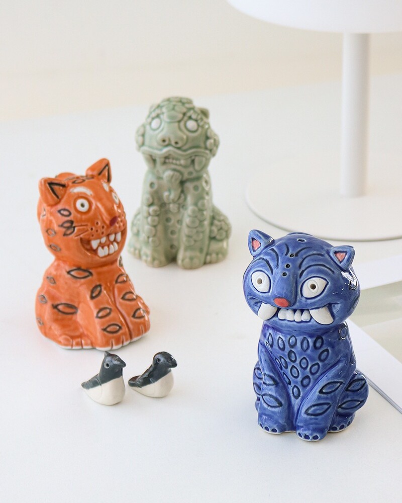 Kadehyun Korea Ceramic Magpie & Tiger Traditional Figurine