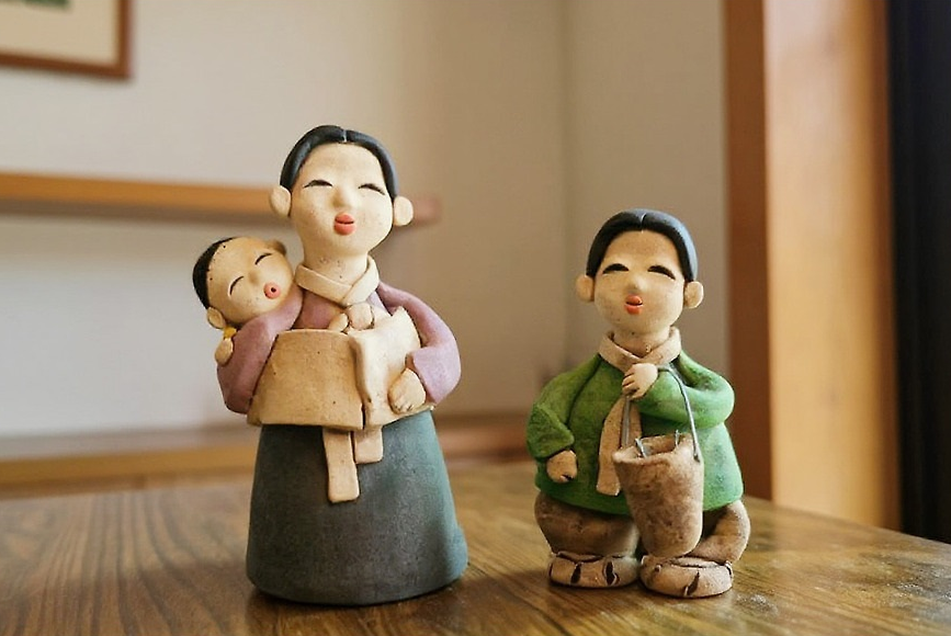 Korean Mother & Children Market Ceramic Figurines Set