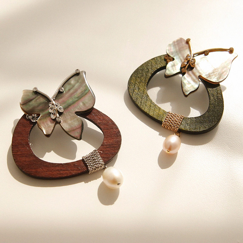 Alternative view of Mother-of-Pearl Butterfly Round Wood Pearl Brooch (Bb0368)