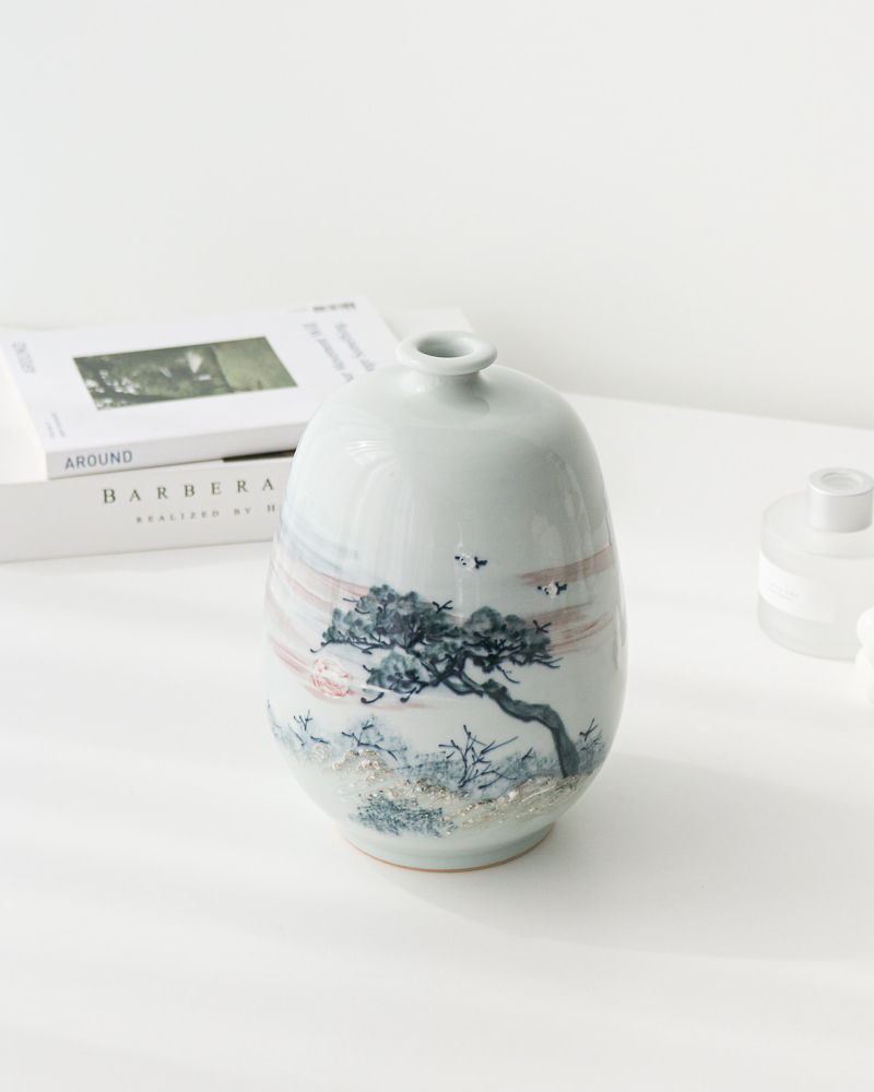 Alternative view of White Porcelain Landscape Pyeonbyeong Vase by Master Kwon Oh-hak