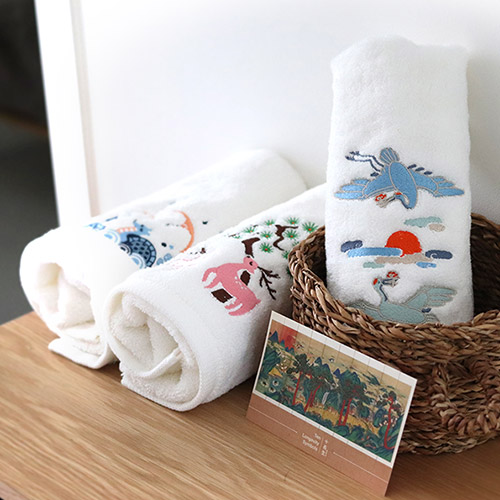 Alternative view of K-Heritage Sipjangsaeng Ten Longevity Symbols Towel 3-Piece Gift Set